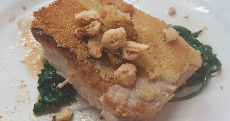 Filet mignon de veau en croûte de parmesan, roquette aux noisettes